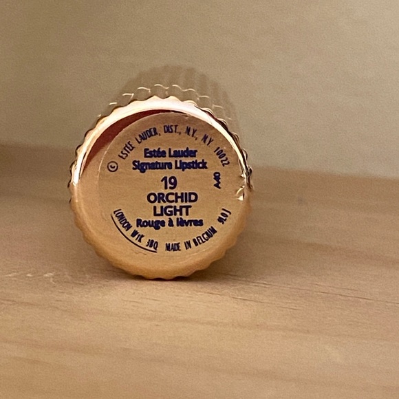 ESTEE LAUDER Signature Lipstick ORCHID LIGHT - Picture 2 of 3